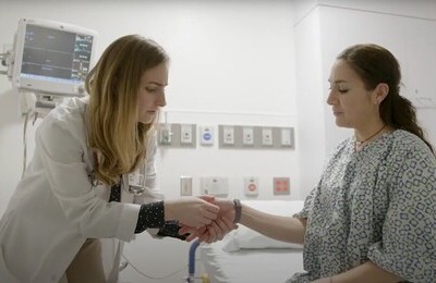 Кодирование Аквилонг в Шагонаре Врач держит пациентку за руку