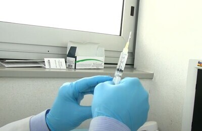 Проведение кодирования Вивитролом в Шагонаре Шприц с Вивитролом в руках у врача